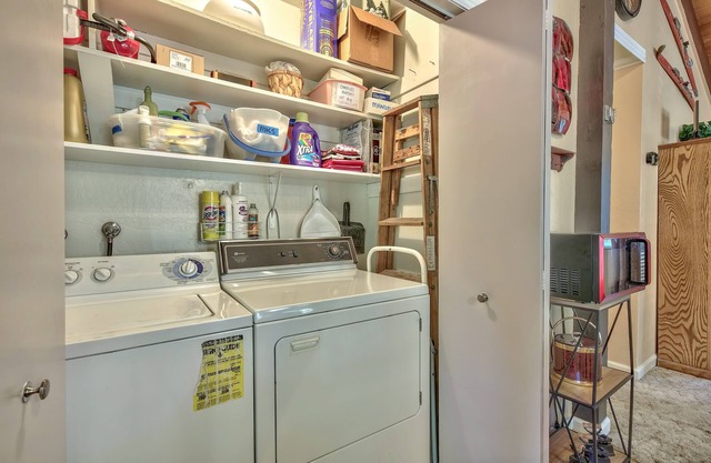 Cozy Log Cabin near Trails, Lake Tahoe & Ski Resorts - Pet friendly