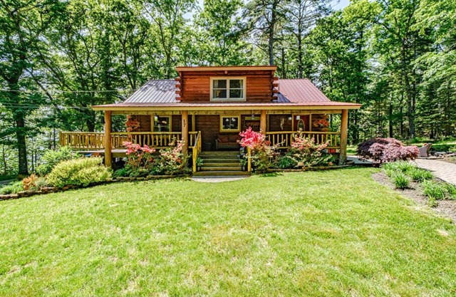 Cozy Log Cabin: Woods on the Water