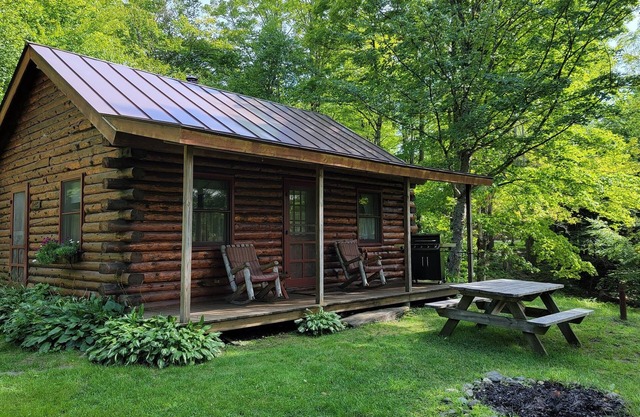 Chalets en bois rond confortables situés dans les montagnes vertes du Vermont
