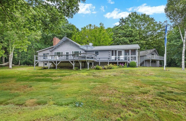 Cozy log house with waterfront access