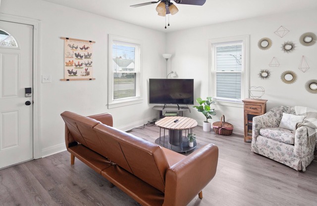 Cozy Louisville Home w/ Spacious Yard & Parking