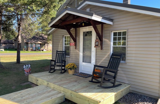 COZY COTTAGE- Fish Hunt, Snowmobile, ATV, Bike or Ski-Canoe & Kayak provided.