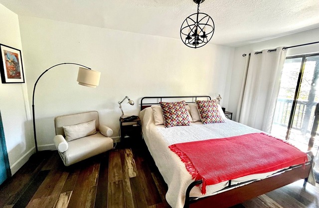 Cozy Luxe Ski Cabin Kid & Dog Friendly. New Hot Tub!!