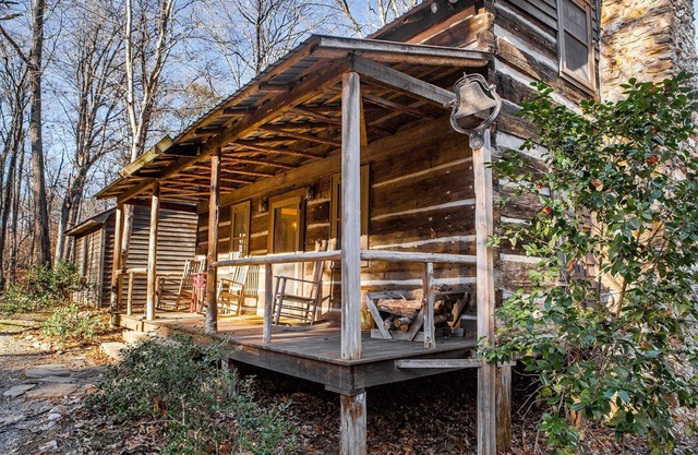 Chalet en rondins du XVIIIe siècle situé près d'un étang et de la rivière rocheuse