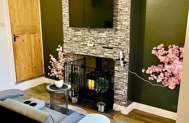 COZY,LUXURY AND STYLISH TWO BEDROOM HOME with Garden, Gym & Work spaces.