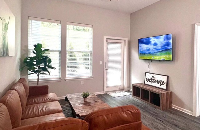 Cozy Luxury Apt design w/pool & Cincinnati view