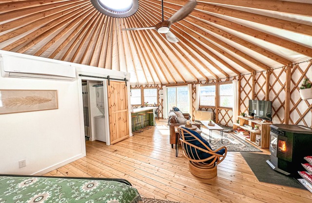 Cozy Luxury Mountain View Yurt! HOT TUB, WiFI, A/C and Shower!!