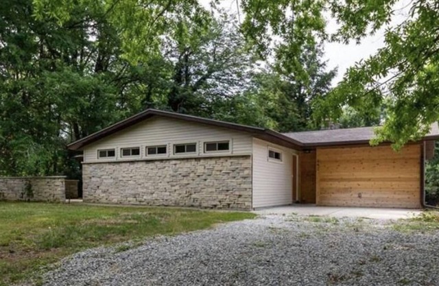 Cozy Mid Century 5 minutes from IU stadium