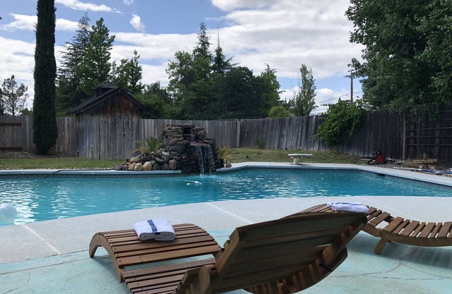 Maison confortable du milieu du siècle avec piscine, bain à remous, vaisselle, WiFi, cheminée, cascade