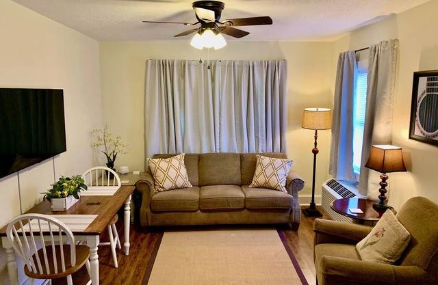 Cozy & Clean 2B/1B in Midtown - 16B