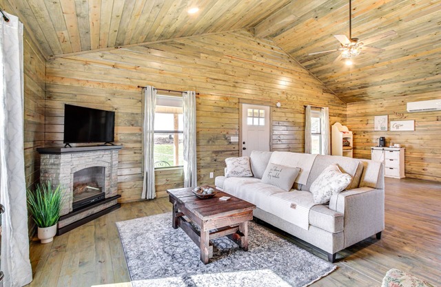 Cozy Mississippi Cabin w/ Covered Porch & Grill!