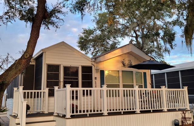 Cozy mobile home in charming Sarasota with fitness room, WiFi