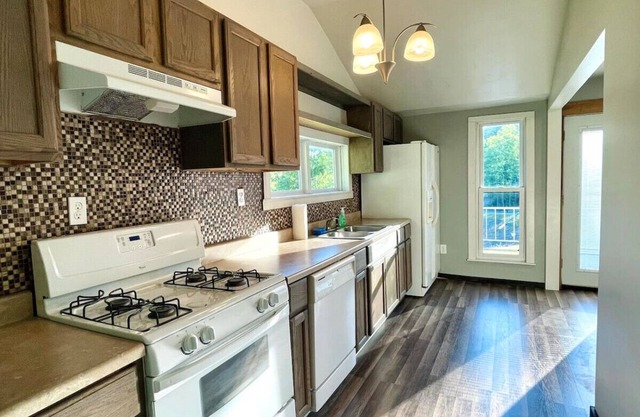 Cozy & Modern - 2 Bed 2 Bath w/Desks & Monitors!