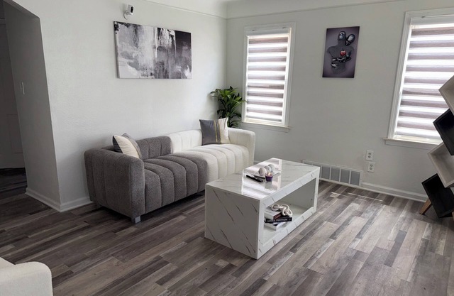 Cozy Modern 2-bedroom house in wonderful Detroit/Redford Area.