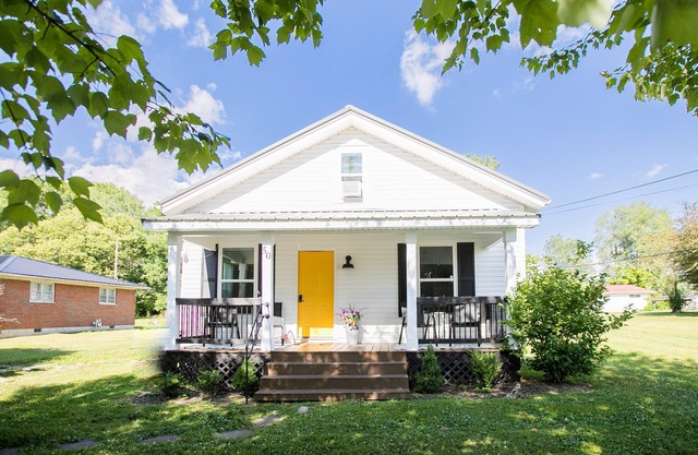 Cozy Modern 3-bd, Pet Friendly, 12 miles from RRG!