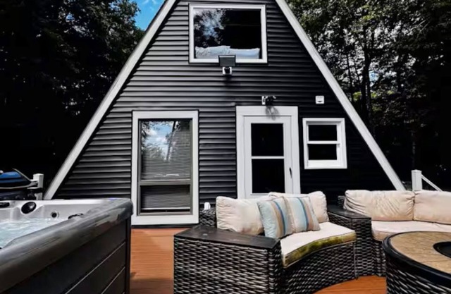 Cozy & Modern A-Frame in the woods w/HOT TUB