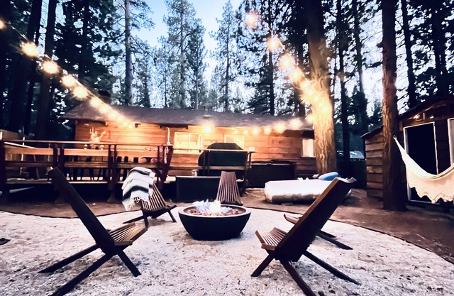 Cozy Modern Cabin Retreat Couples & Family Escape 1mi to Bear Mnt Spa Firepit
