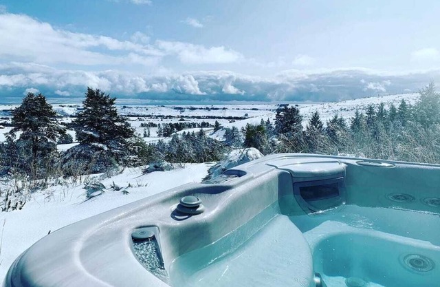 Cozy modern cabin with amazing views, hot tub, firepit, and more! 5 min to town