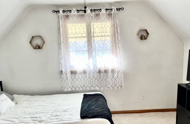 ✨COZY, modern close to highway- 5 min from Bill's stadium & beach! ❤️💙