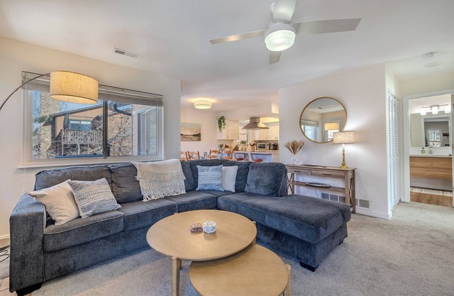 Cozy Modern Condo, Access to Lake & Mountains, AC, Fireplace, WiFi