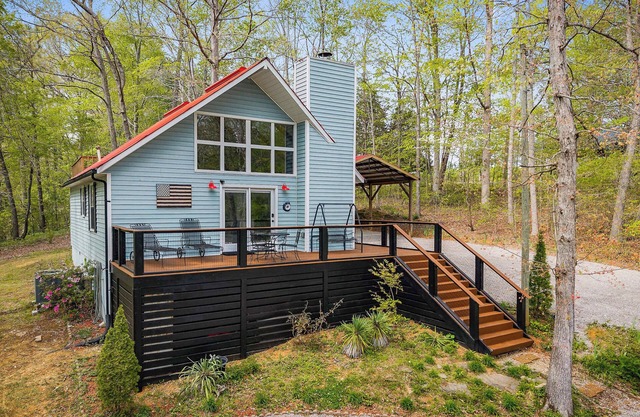 Cozy, modern cottage 3 minutes from the marina