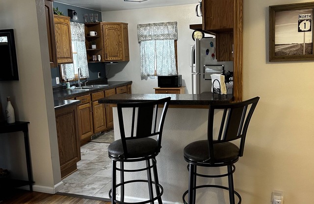 Cozy Home Close to Swimming Pool, Park, and quick Uber to Downtown