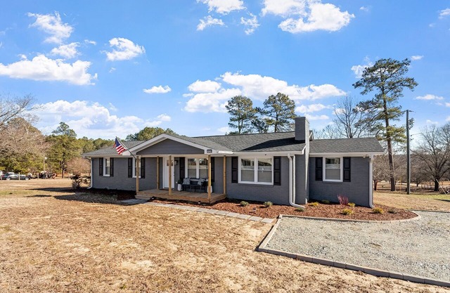 Remodeled | NCSU UNC DUKE |1 Story | King/Qn Beds | Deck | Fast WiFi | Firepit