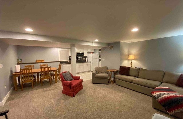 Cozy modern unit w/ easy access to downtown Chi
