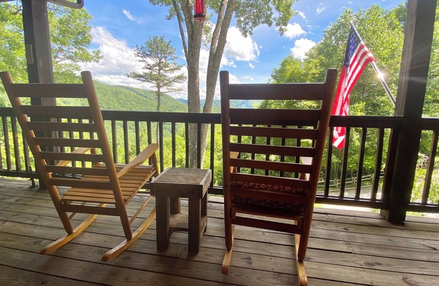 BREATHTAKING Mountain Views, Wraparound Deck, Firepit, and Fast Wi-Fi!