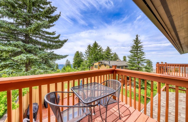 Condo de montagne confortable avec bain à remous et sauna communs - ski aux remontées mécaniques, au lodge et aux pistes!