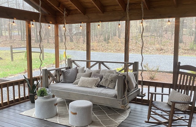 🌟Cozy Mountain Cottage w/ Hot Tub & Porch Swing Bed🌟