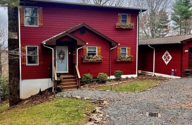 Cozy cabin near W. Jefferson with mtn views, game rm + pet friendly!