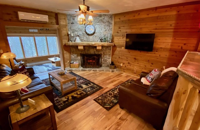 Cozy Mountain Getaway w/Hot Tub at Seven Springs Resort