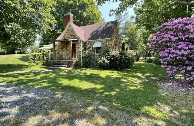 Cozy mountain home close to the New River, Blue Ridge Parkway and ski slopes.