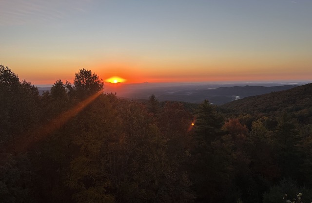Cozy mountain retreat with spectacular view to unwind and relax. Pet friendly !
