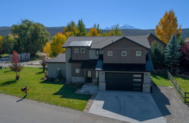 Golf Course, Private Fly Fishing, Hot Tub, Pet Friendly, 30 miles to Aspen!