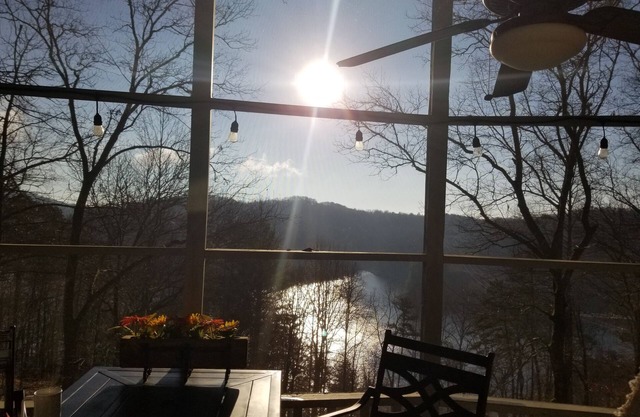 Retraite de montagne calme et confortable! Accès au lac Hiwassee à proximité, NOUVEAU foyer extérieur