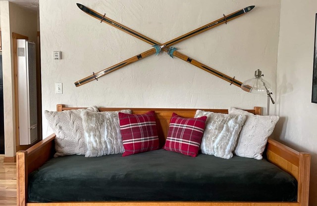 Cozy mountain retreat with a view (Pet Friendly!)