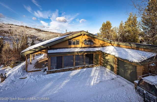Cozy mountain retreat, views of Grand Teton, 30 minutes to JHMR and downtown.