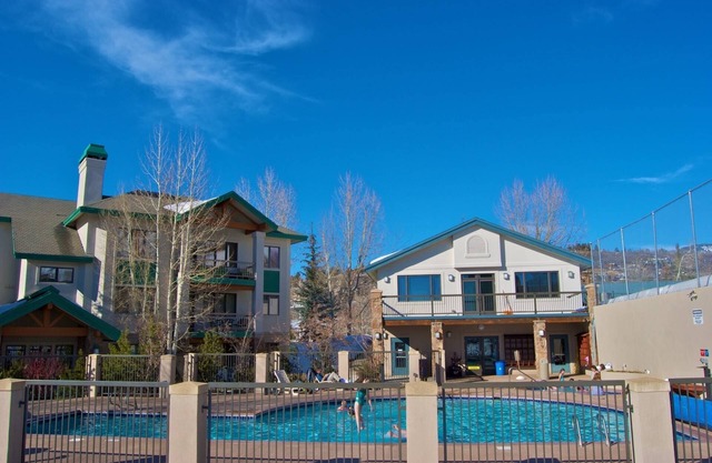 Hike/Bike In/Out w/Private Grill/Deck+Heated Pool-HotTub-Gym Access-Wood Fireplace-Mtn View-Elevator
