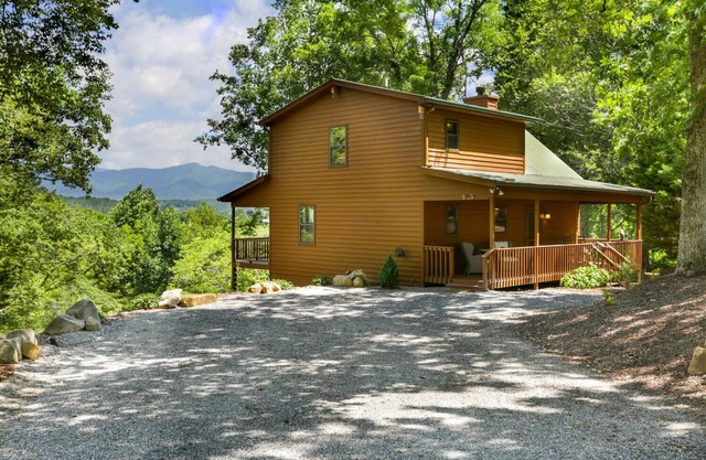 Cozy Mountain View Chalet
