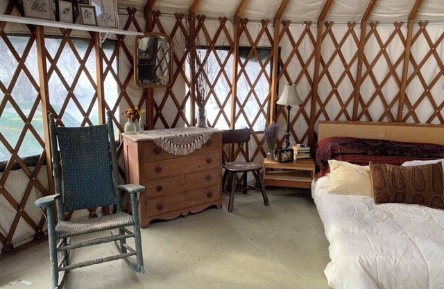 Yourte de montagne confortable sur la ferme biologique