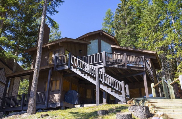 Partie basse confortable à flanc de montagne sur une maison en duplex.