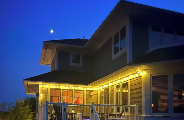 Cozy beautiful Mountaintop Condo at Crystal Mountain Resort with 2 decks & pool