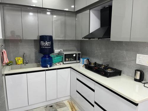 Cozy nest 2bhk by LWB