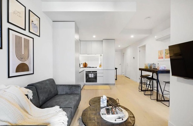 Cozy Nest in Prime Hawthorn w parking & pool