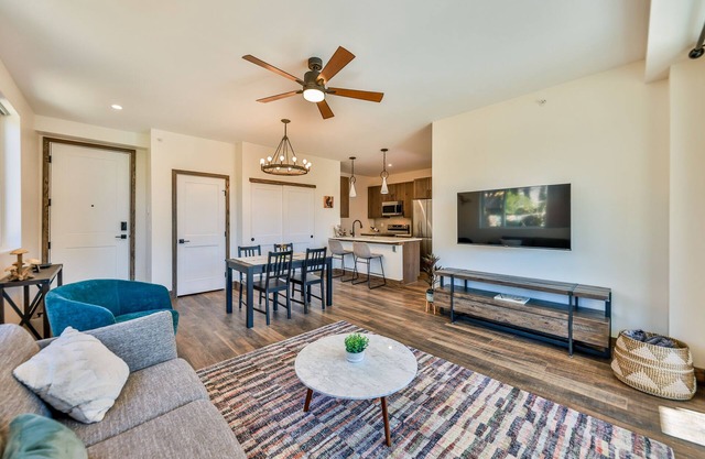 Cozy NEW Condo w/ mt. views, close to Lift bus & heated garage