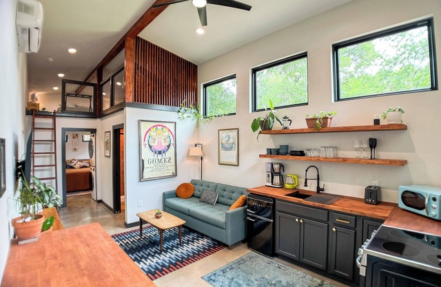 Cozy, new, east ATX Tiny home w/ King bed, close to UT campus, downtown, airport