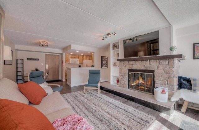 Cozy New Remodel in Center Village-Steps From Lift