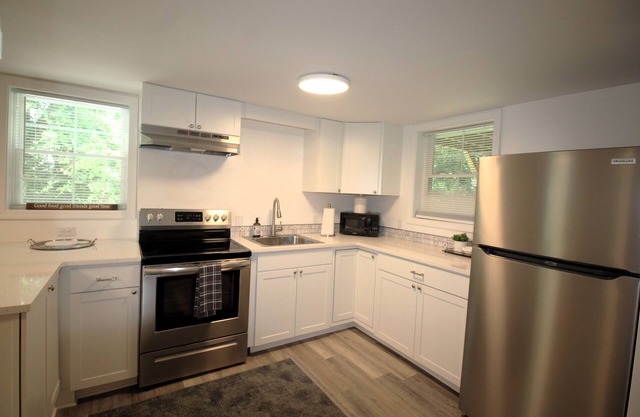Cozy newly remodeled lower level duplex in Marion! Conveniently located to town!